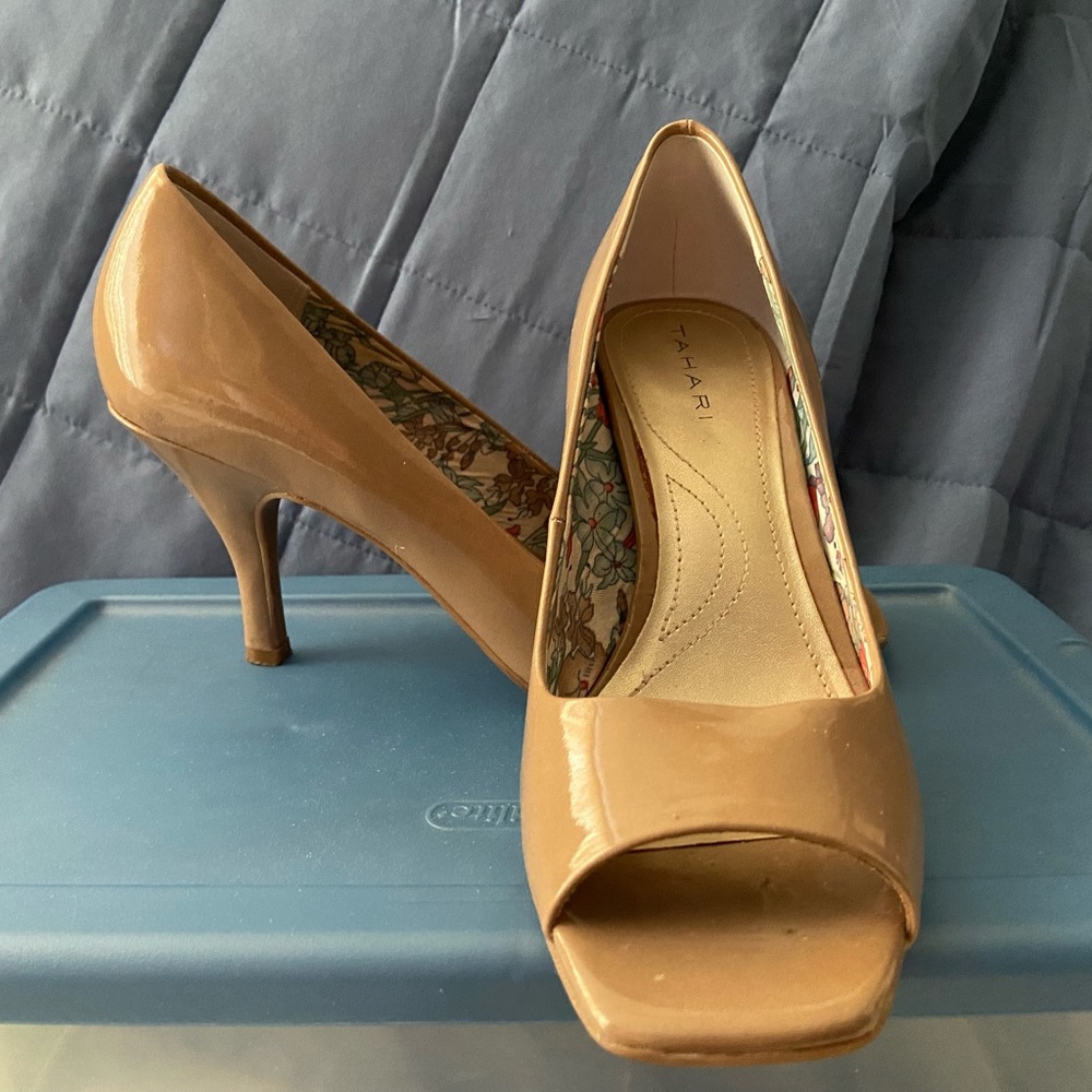 Tahari Bone colored pumps